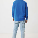 Homme portant un sweat bleu et jean clair