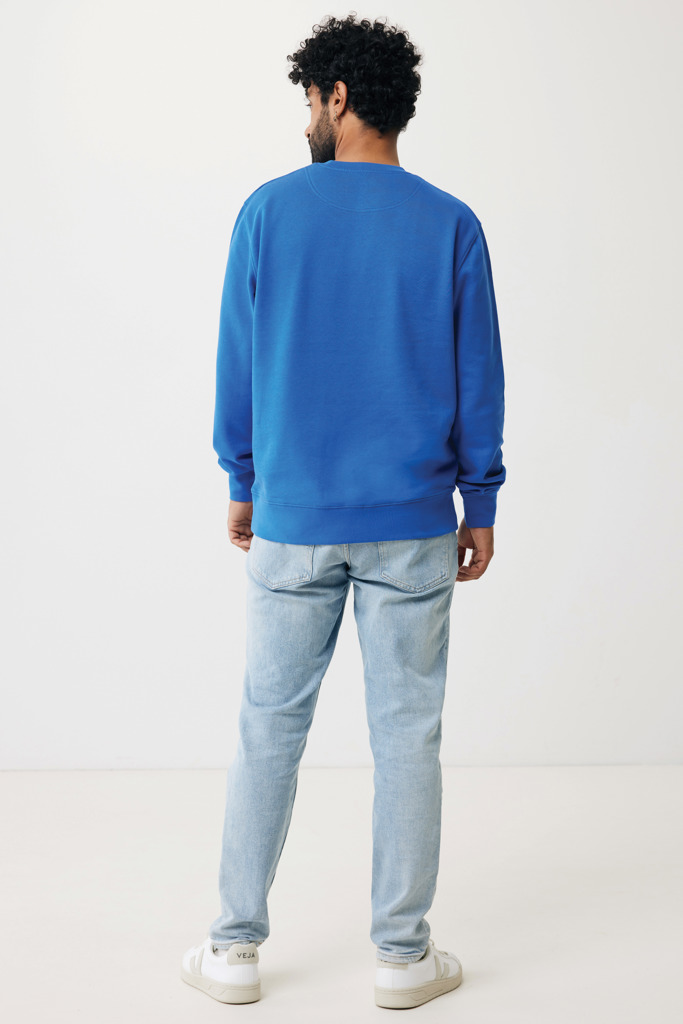 Homme portant un sweat bleu et jean clair