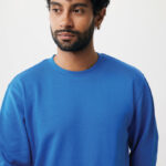 Personne portant un sweat bleu vif