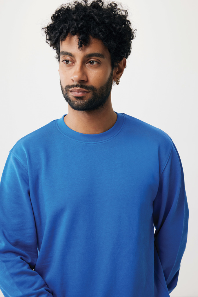 Personne portant un sweat bleu vif