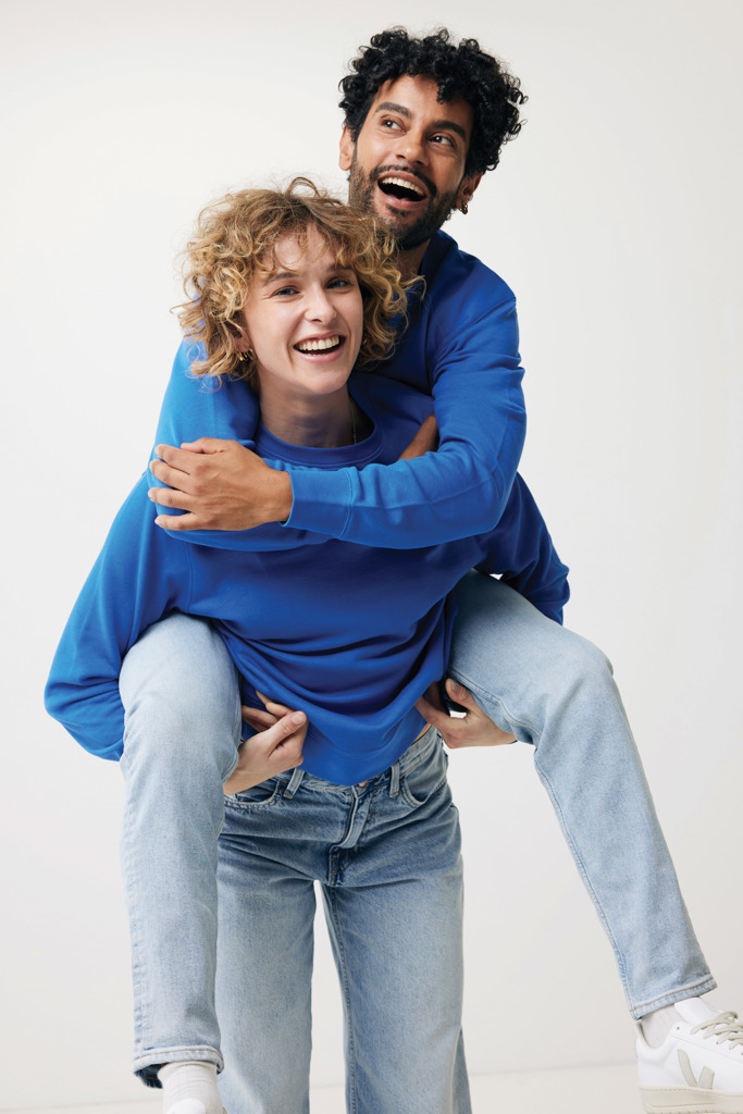 Couple joyeux en sweat bleu, séance photo ludique