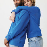 Couple portant des pulls bleus et jeans clairs.
