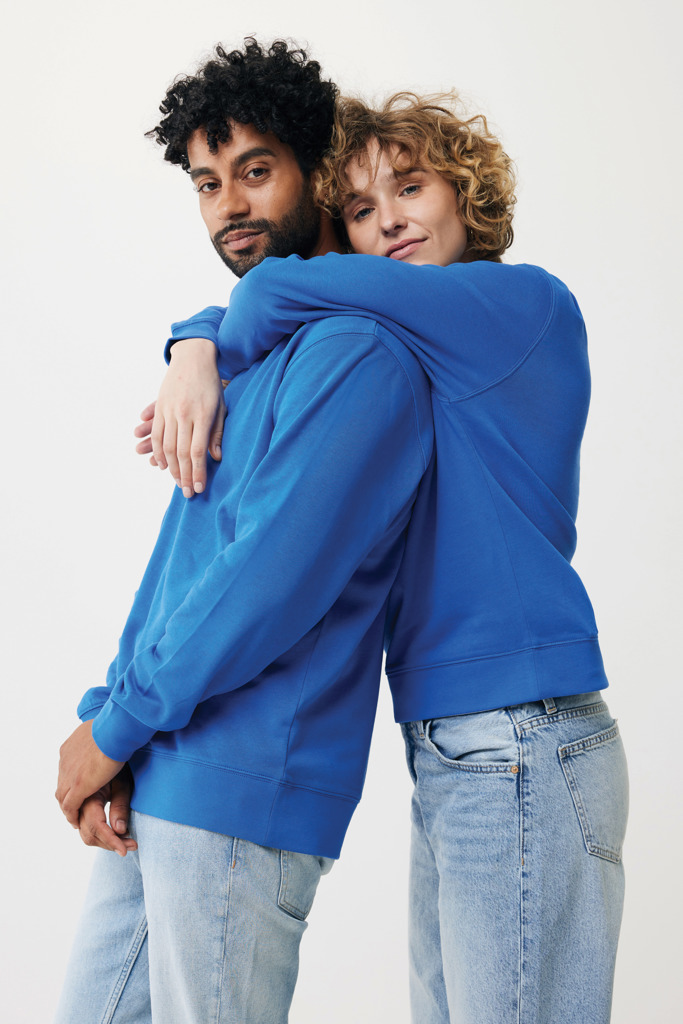 Couple portant des pulls bleus et jeans clairs.