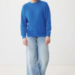 Personne portant un sweat bleu et un jean large