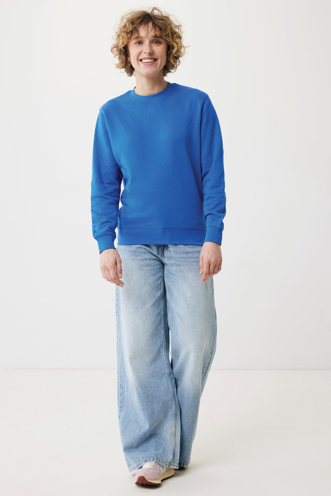 Personne portant un sweat bleu et un jean large