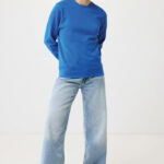 Personne portant un sweat bleu et jean large