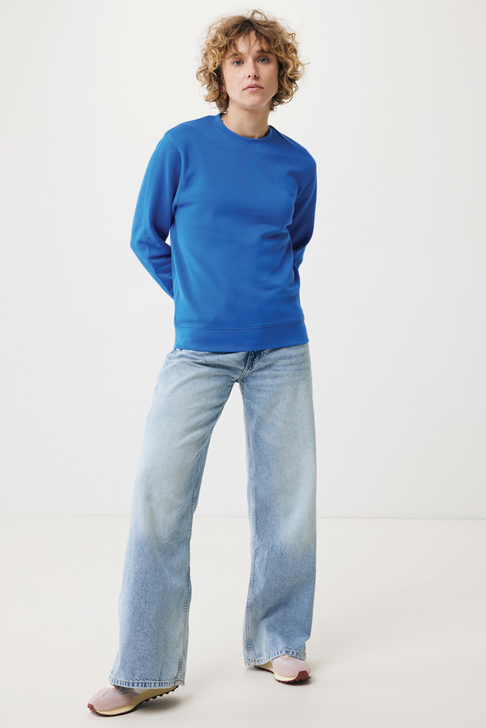 Personne portant un sweat bleu et jean large