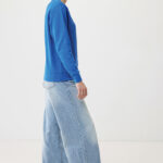 Personne portant sweat bleu et jean large clair