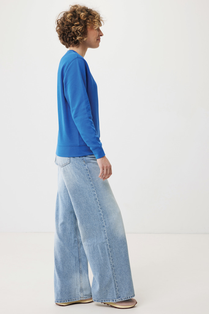 Personne portant sweat bleu et jean large clair