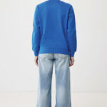 Personne portant un sweat bleu et un jean large.