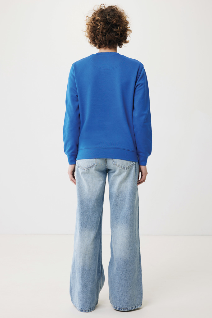 Personne portant un sweat bleu et un jean large.