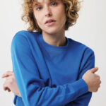 Personne portant un sweat bleu regarde la caméra