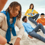 Groupe de jeunes portant des vêtements colorés décontractés