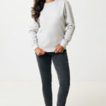 Femme portant un sweat gris et un jean noir