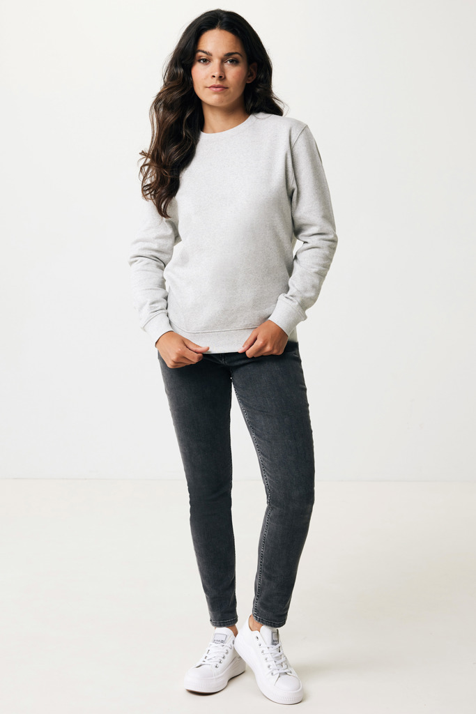 Femme portant un sweat gris et un jean noir