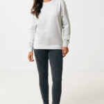 Femme portant un sweat gris et jean noir