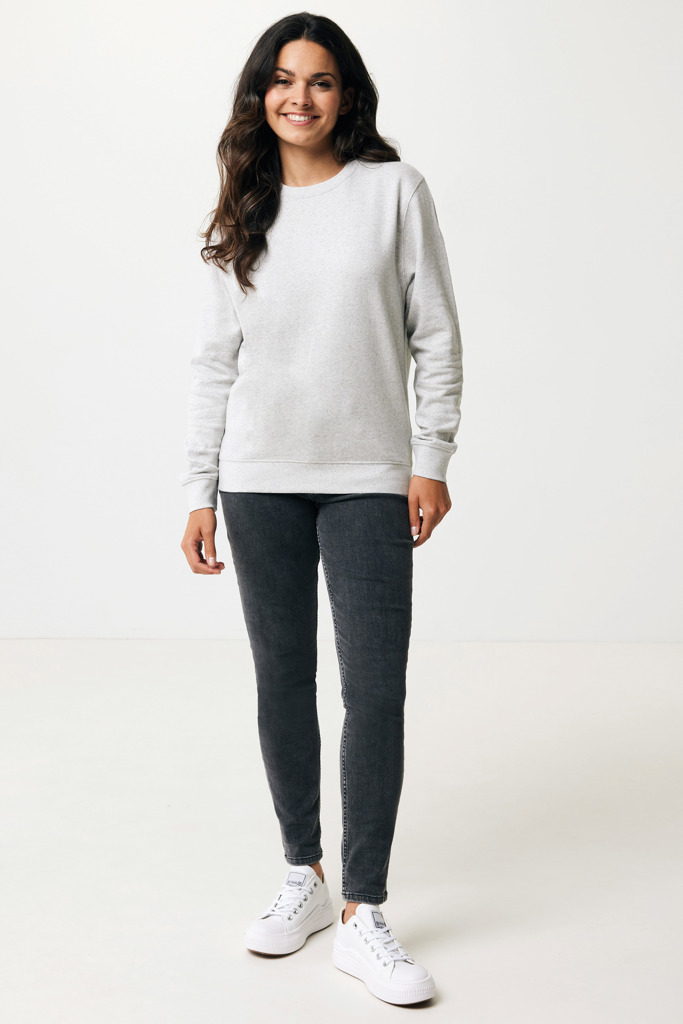 Femme portant un sweat gris et jean noir
