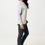 Femme portant sweat gris et jean noir