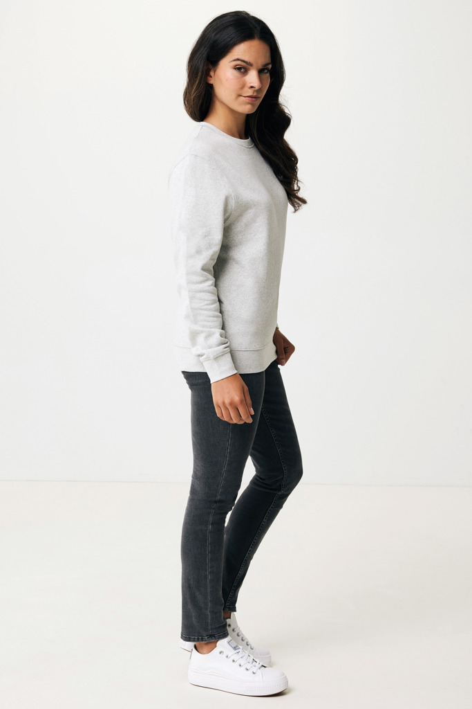 Femme portant sweat gris et jean noir