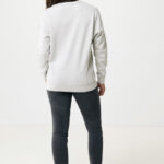 Personne portant un sweat gris et jean noir.