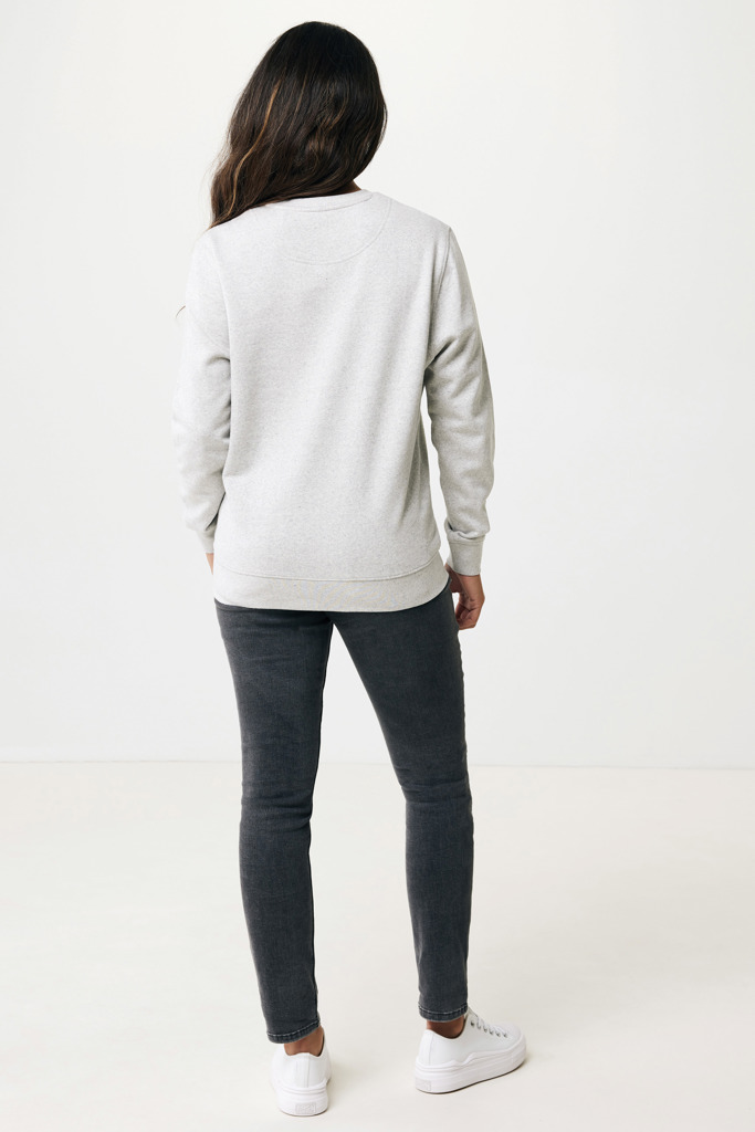 Personne portant un sweat gris et jean noir.