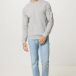 Homme portant un pull gris et jean clair