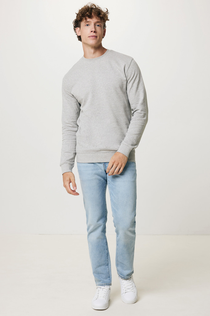 Homme portant un pull gris et jean clair