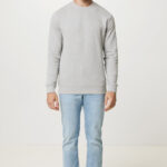 Homme portant un pull gris et jean clair