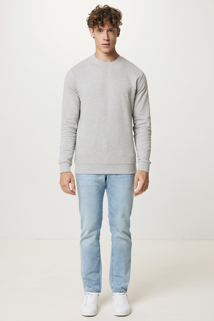 Homme portant un pull gris et jean clair