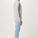 Homme portant sweat gris et jean clair