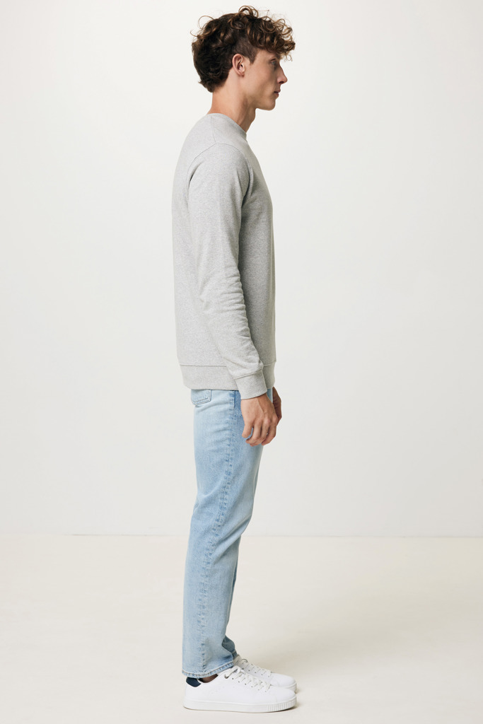 Homme portant sweat gris et jean clair