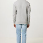Homme portant un jean clair et sweat gris.