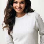 Femme souriante portant un pull gris clair