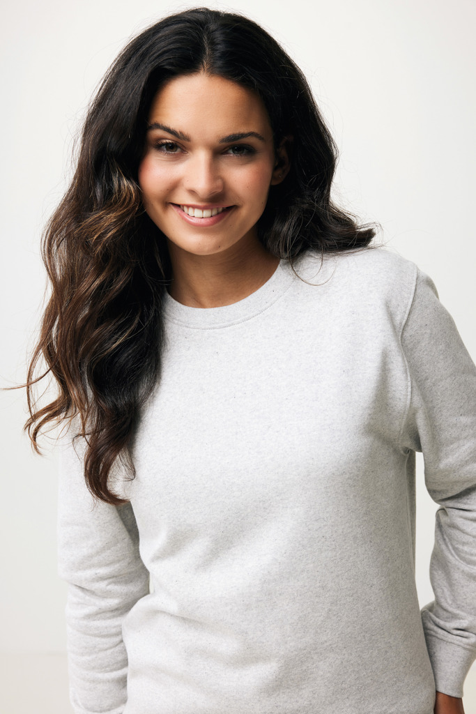 Femme souriante portant un pull gris clair