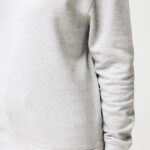 Personne portant un sweat gris clair simple