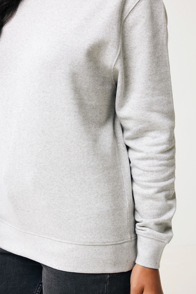 Personne portant un sweat gris clair simple