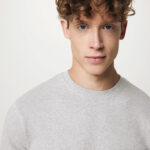 Homme portant un sweat gris clair.