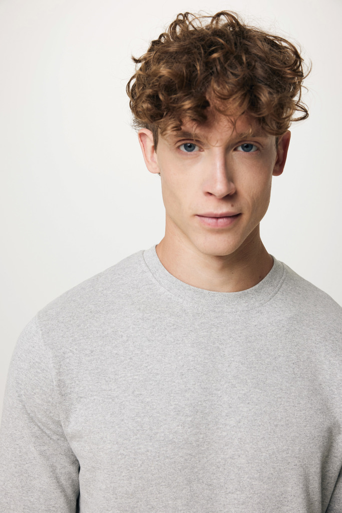 Homme portant un sweat gris clair.