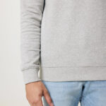 Sweat gris clair et jean bleu clair.