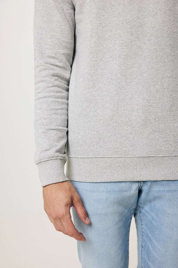 Sweat gris clair et jean bleu clair.