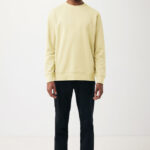 Homme portant un pull jaune et jean noir