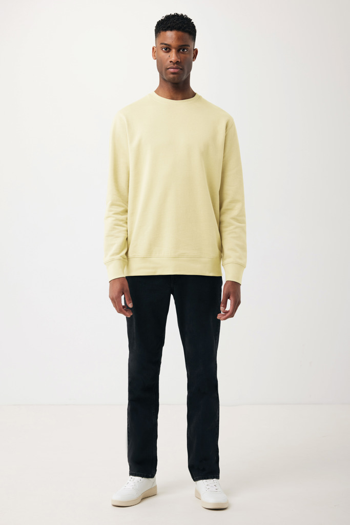 Homme portant un pull jaune et jean noir