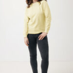 Personne portant sweat jaune et jean noir.