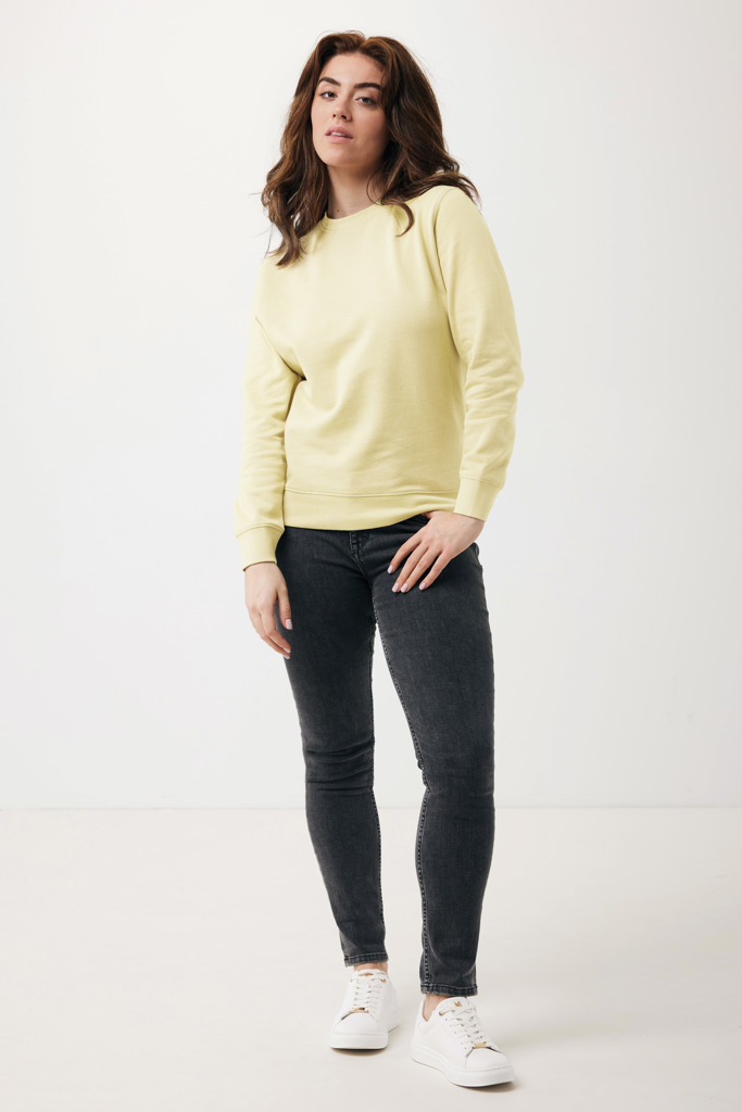 Personne portant sweat jaune et jean noir.