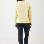 Femme portant un pull jaune et jean noir