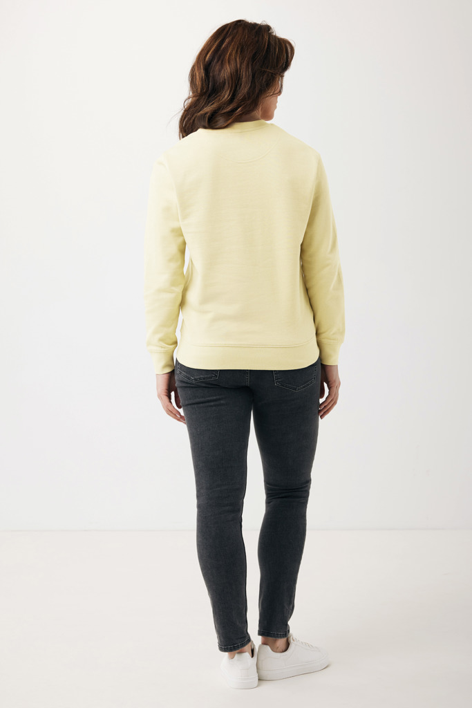 Femme portant un pull jaune et jean noir