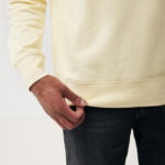 Pull jaune pâle avec jean noir