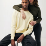 Couple portant des sweats décontractés mode.