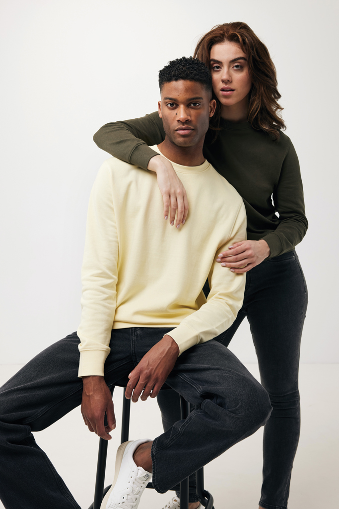 Couple portant des sweats décontractés mode.