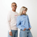 Couple portant des sweats PLANET LOVER décontractés.